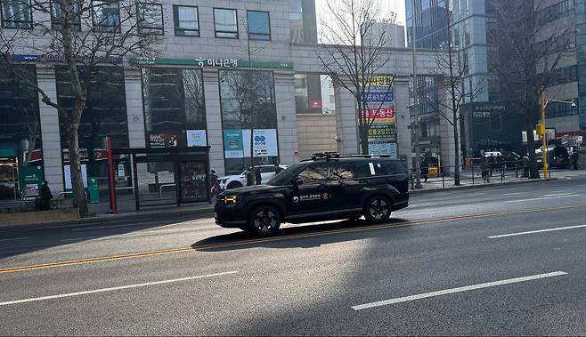윤석열 피고인을 태운 법무부 교정본부 호송차량 행렬. 1월 16일 낮 서초대로