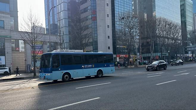 윤석열 피고인을 태운 법무부 교정본부 호송차량 행렬. 1월 16일 낮 서초대로