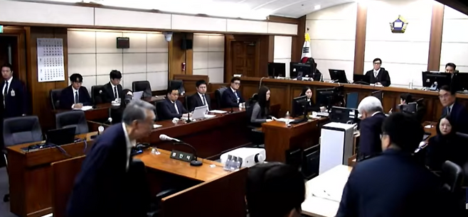 1월 16일 오후 2시, 서울중앙지법 서관 311호 법정에서 열린 윤석열의 특수공무집행방해 등 사건 선고공판에 윤석열 피고인이 입장하고 있다.