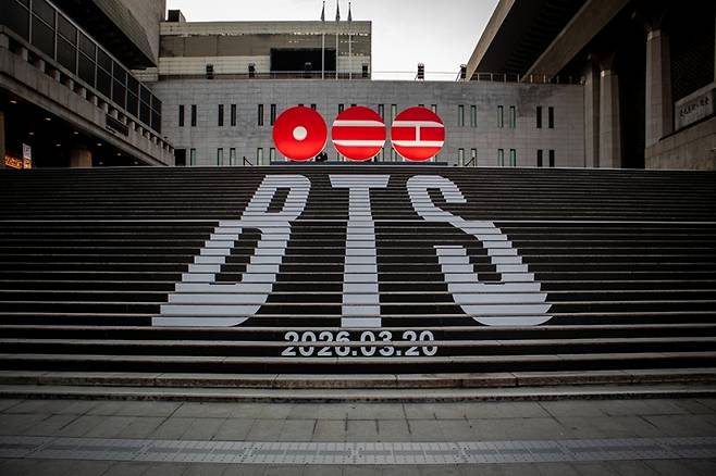 그룹 방탄소년단의 정규 5집 제목은 '아리랑'이다. 사진은 서울 종로구 세종문화회관 계단 래핑 모습. 빅히트 뮤직 제공