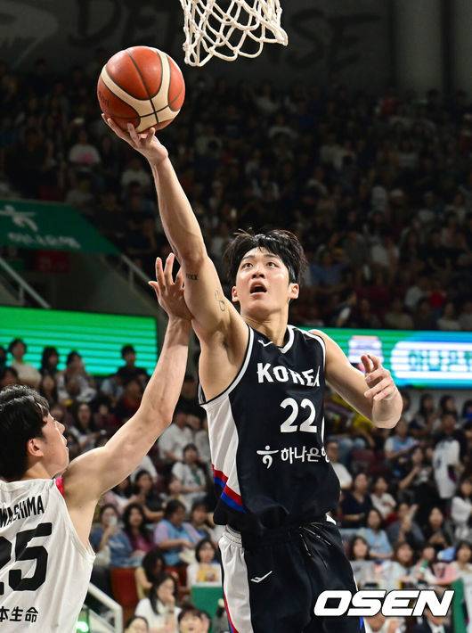 [OSEN=안양, 김성락 기자] 13일 오후 안양 정관장아레나에서 ‘하나은행 2025 남자농구 국가대표 평가전’ 대한민국과 일본의 두 번째 평가전이 열렸다. 대한민국은 지난 11일 열린 일본과의 첫 번째 평가전에서 91-77로 승리를 거뒀다. 3쿼터 대한민국 여준석이 골밑슛을 하고 있다. 2025.07.13 / ksl0919@osen.co.kr