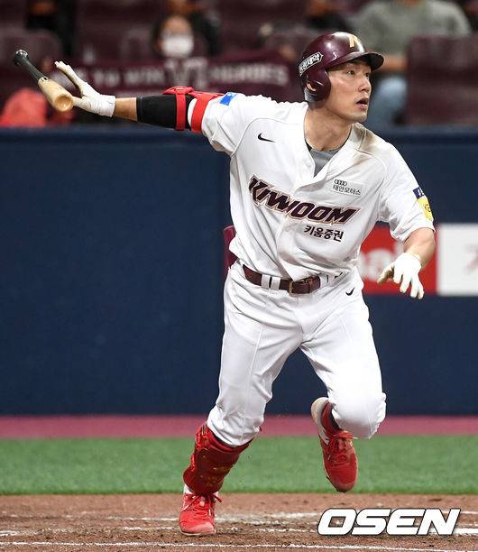 [OSEN=고척, 최규한 기자] 13일 오후 서울 고척스카이돔에서 ‘2020 신한은행 SOL KBO리그’ 키움 히어로즈와 한화 이글스의 경기가 열렸다.3회말 무사 선두타자로 나선 키움 서건창이 안타를 날리고 있다. / dreamer@osen.co.kr
