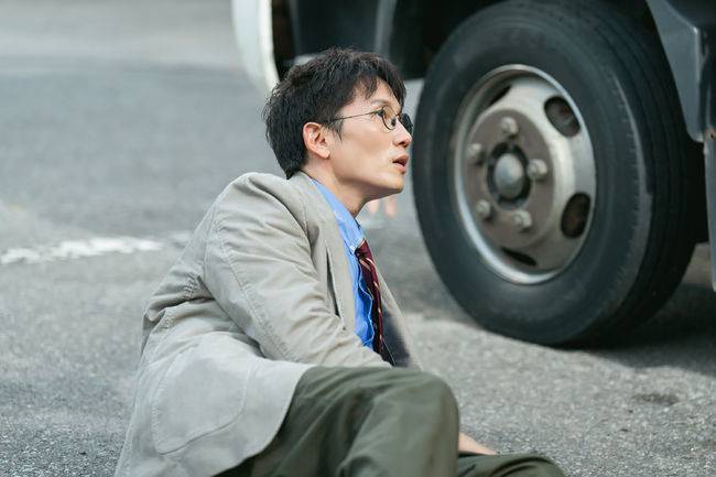 지성, 대낮의 갑작스러운 위협에 당황...혈투 벌인 이유는?('판사 이한영')