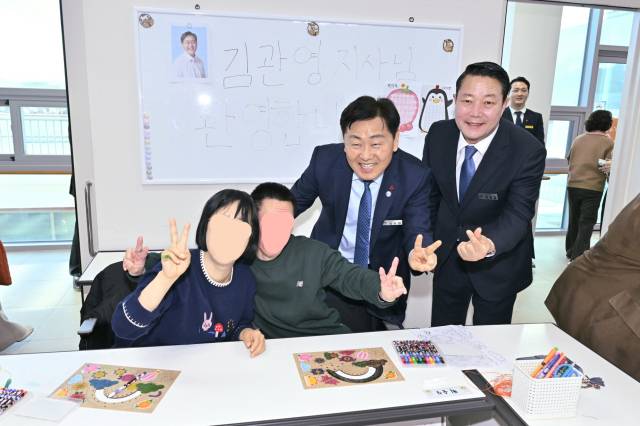 ▲김관영 전북도지사와 최영일 순창군수가 장애인복지관 이용자들과 기념촬영을 하고 있다. ⓒ순창군