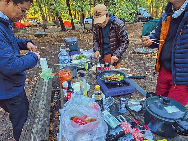 동아대산악회 요세미티 원정대의 베이스캠프 식사.