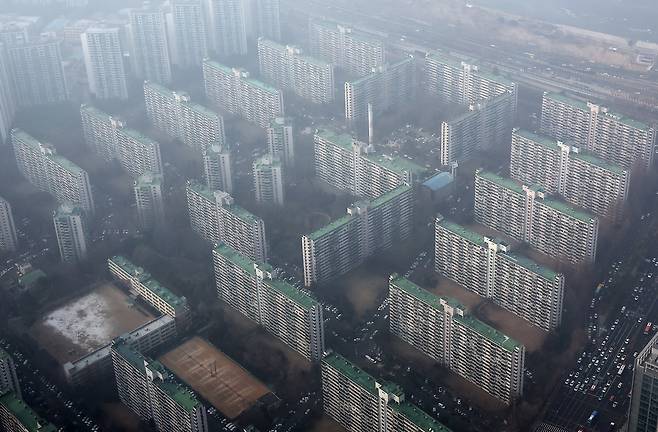 15일 서울 송파구 롯데월드타워 서울스카이에서 바라본 아파트 단지 모습. 뉴스1