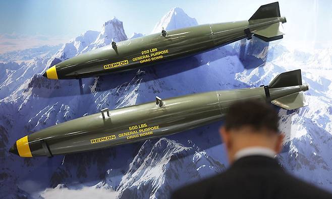 한 관람객이 전투기에 탑재하는 정밀유도폭탄이 전시되어 있는 모습을 보고 있다. 세계일보 자료사진