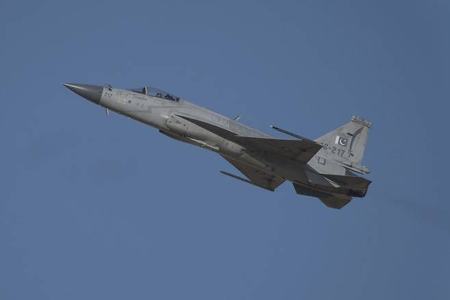 파키스탄 공군 JF-17 전투기가 이륙하고 있다. 세계일보 자료사진