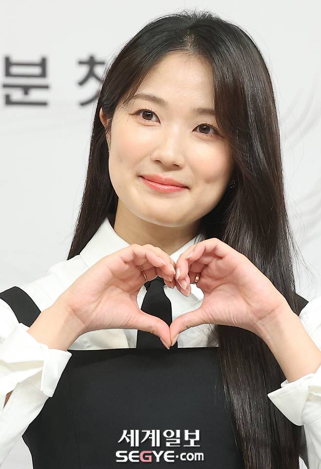 배우 김혜윤이 새 금토드라마 ‘오늘부터 인간입니다만’ 제작발표회에 참석해 포즈를 취하고 있다.