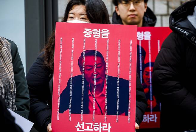 15일 서울 서초구 서울중앙지법&nbsp;앞에서 열린 윤석열 중형 촉구 서명 및 의견서 제출 기자회견에서 참여연대 및 민주사회를 위한 변호사모임 관계자들이 피켓을 들고 있다. 뉴시스