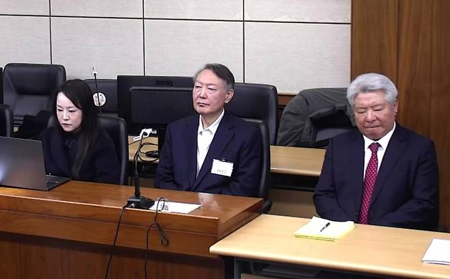 윤석열 ‘체포 방해’ 등 1심 징역 5년 - 윤석열 전 대통령이 16일 서울 서초구 서울중앙지방법원에서 열린 특수공무집행방해, 범인도피교사, 직권남용 권리행사방해 혐의 등 사건에 대한 1심 선고 공판에 출석해 피고인석에 앉아 있다. 윤 전 대통령은 이날 징역 5년을 선고받았다. 2026.1.16 서울중앙지법 제공