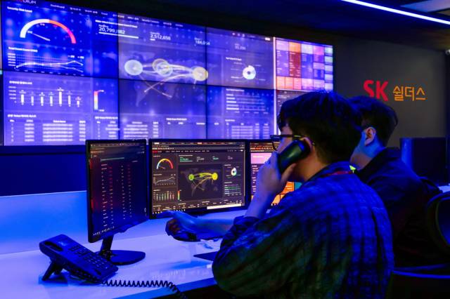 SK쉴더스 직원이 사이버보안 관제센터 시큐디움에서 모니터링하고 있다. 사진제공=SK쉴더스