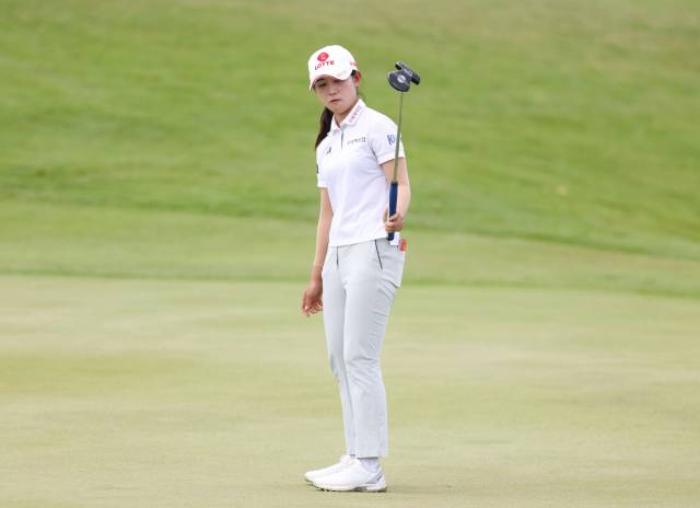 퍼팅 후 공을 바라보고 있다. 사진 제공=대홍기획