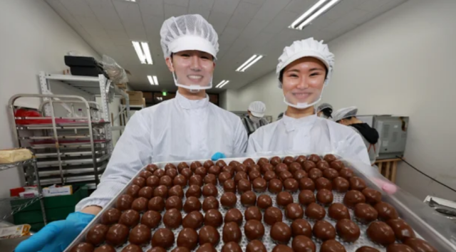 이윤민 아워포지티비티 대표와 김나리 제과장이 15일 경기 김포시 구래동 몬트쿠키 두바이쫀득쿠키(두쫀쿠)제작실에서 두바이쫀득쿠키를 들어보이고 있다. 뉴스1
