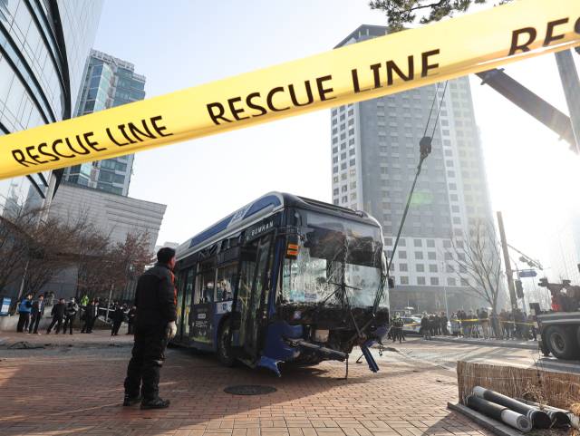 16일 오후 서울 서대문역 사거리에서 인도로 돌진해 건물과 충돌한 버스가 견인되고 있다. 연합뉴스