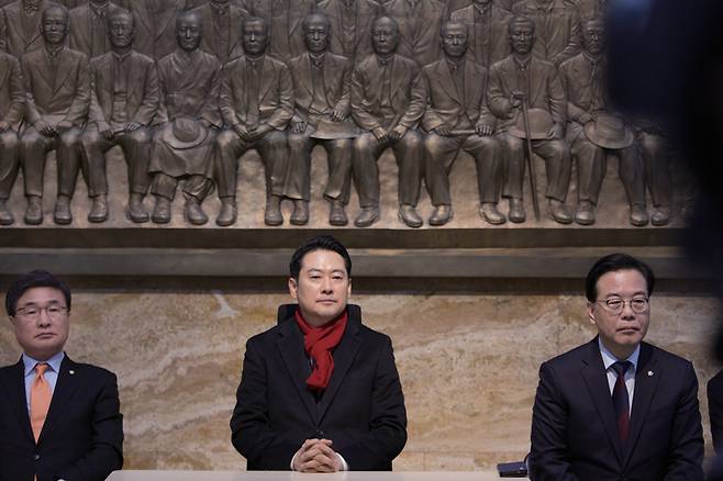 국민의힘 장동혁 대표(가운데)가 1월15일 국회 로텐더홀에서 통일교의 정치권 로비 의혹, 공천 헌금 의혹 특검법 수용을 촉구하며 단식 농성하고 있다. 장 대표 양옆으로는 특보 단장인 김대식 의원(왼쪽)과 송언석 원내대표 ⓒ시사저널 이종현