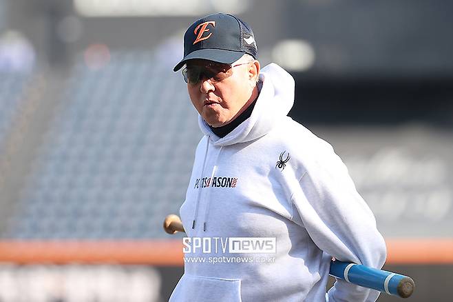 ▲ 김경문 1군 감독의 리더십이 지속되는 가운데, 한화는 15일 올해 팀을 이끌 1,2군 코칭스태프를 최종적으로 확정해 발표했다. 김경문 감독을 비롯한 1군 코칭스태프는 변화 없이 2026년을 맞이한다. ⓒ곽혜미 기자