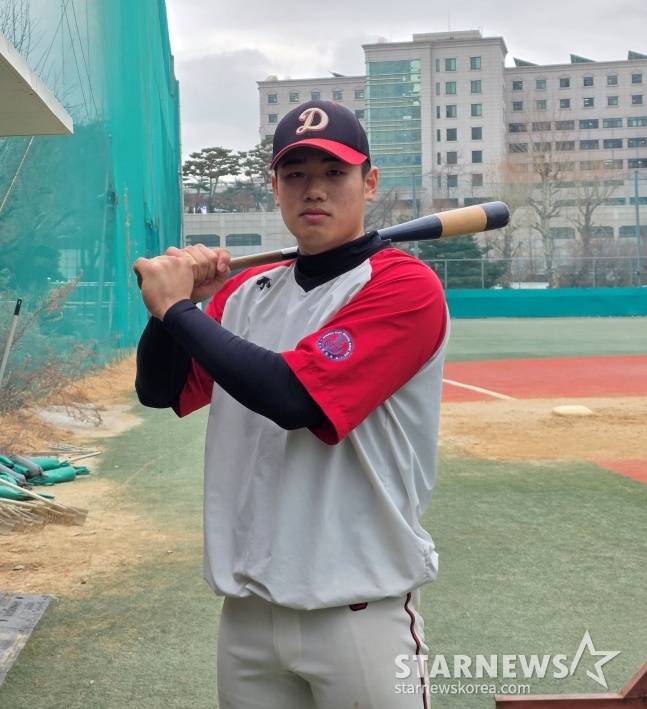덕수고 엄준상이 최근 덕수고 야구부 운동장에서 스타뉴스와 만나 포즈를 취하고 있다 . /사진=김동윤 기자