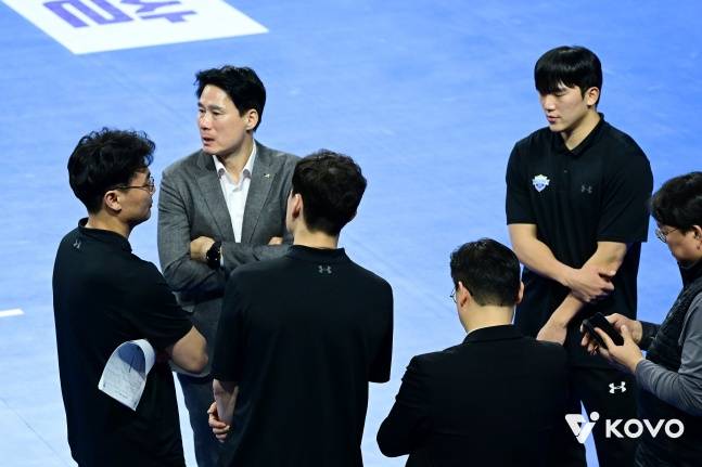 현대건설 강성형(왼쪽에서 2번째) 감독이 지난 11일 화성실내체육관에서 열린 진에어 2025~2026 V리그 여자부 정규리그 4라운드 IBK 기업은행과 방문경기에서 아쉬움을 나타내고 있다. /사진=KOVO 제공