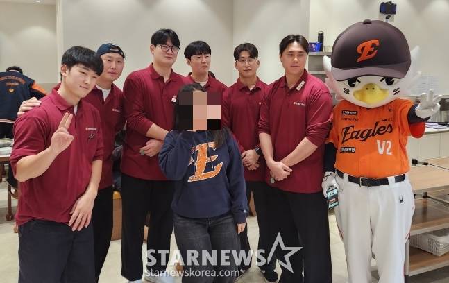 한화 선수들이 16일 팬 초청 행사에서 팬과 함께 기념 촬영을 하고 있다. /사진=안호근 기자