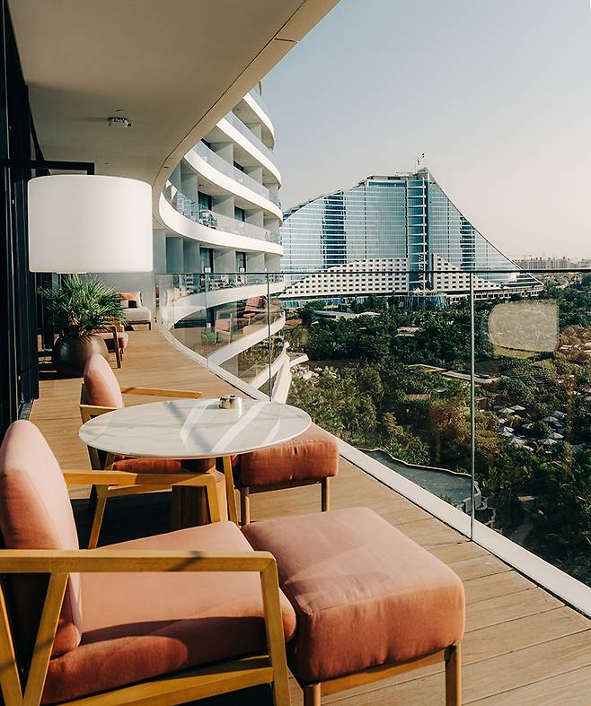 마르사 알 아랍은 호텔이 가로로 긴 덕분에 널찍한 발코니를 갖추고 있다