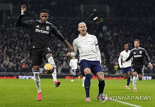 토트넘 홋스퍼는 15일(한국시간) 구단 공식 홈페이지를 통해 히샬리송이 최대 7주간 결장한다고 발표했다. 히샬리송은 지난 11일 영국 런던에 위치한 토트넘 홋스퍼 스타디움에서 열린 애스턴 빌라와의 2025-2026 잉글랜드 FA컵 3라운드 홈 경기에서 최전방 공격수로 선발 출전했다. 이날 히샬리송은 경기 중 허벅지 뒤쪽에 통증을 호소해 전반 31분 만에 교체됐고, 이후 정밀 검사에서 햄스트링 부상인 것으로 확인됐다. 연합뉴스