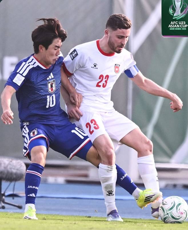 일본 23세 이하(U-23) 축구 국가대표팀은 14일(한국시간) 사우디아라비아 제다에 위치한 킹 압둘라 스포츠 시티에서 열린 요르단과의 2026 아시아축구연맹(AFC) U-23 아시안컵 조별리그 8강전에서 120분 혈투 끝에 승부차기에서 4-2 진땀승을 거뒀다. 일본은 요르단과 연장전을 포함해 120분 경기를 펼쳤지만 1-1로 비기면서 승부차기에 돌입했고, 승부차기에서&nbsp;아라키 루이 골키퍼가 두 번이나 선방하면서 준결승행 티켓을 거머쥐었다. AFC