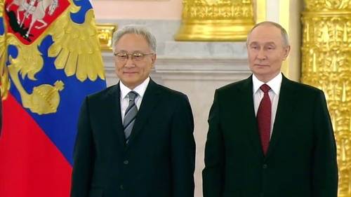 블라디미르 푸틴 러시아 대통령과 이석배 주러대사 [크렘린궁 텔레그램 캡처. 재판매 및 DB 금지]