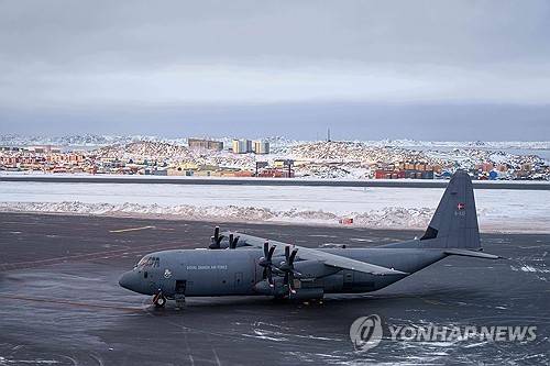 그린란드 수도 누크 공항에 포착된 덴마크 공군기 [AP 연합뉴스 자료사진]
