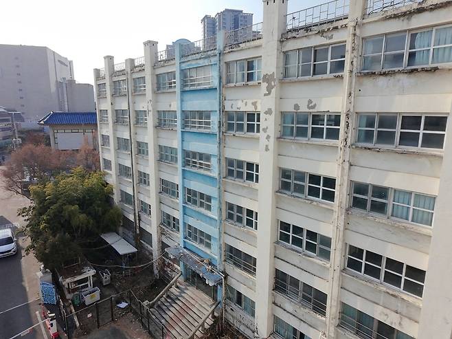 폐교 후 남겨진 옛 대구 경신과학고  (대구=연합뉴스) 박세진 기자 = 15일 대구 중구 옛 경신정보과학고 건물이 2018년 폐교 후 활용되지 않고 남아있다. 2026.1.15 psjpsj@yna.co.kr