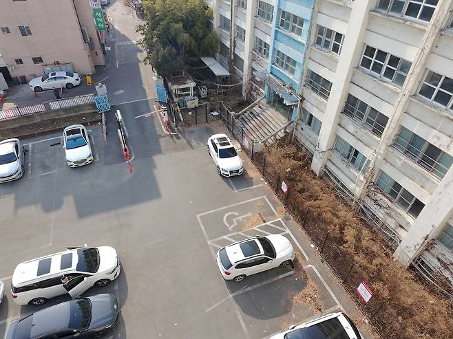 옛 대구 경신과학고 건물 앞터 주차장으로 활용  (대구=연합뉴스) 박세진 기자 = 15일 대구 중구 옛 경신정보과학고 건물 앞터가 유료 주차장으로 활용되고 있다. 2026.1.15 psjpsj@yna.co.kr