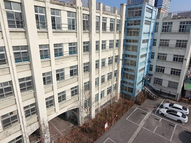 '폐교 후 건물만 덩그러니'  (대구=연합뉴스) 박세진 기자 = 15일 대구 중구 옛 경신정보과학고 건물이 2018년 폐교 후 활용되지 않고 남아있다. 2026.1.15 psjpsj@yna.co.kr