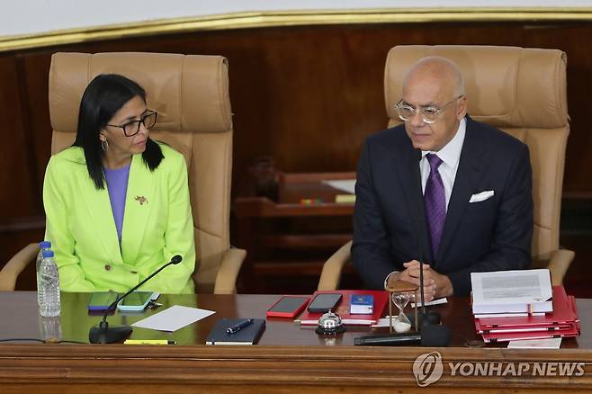 15일(현지시간) 나란히 앉은 베네수엘라 임시 대통령(왼쪽)과 국회의장 '남매' [카라카스 EPA=연합뉴스. 재판매 및 DB 금지]