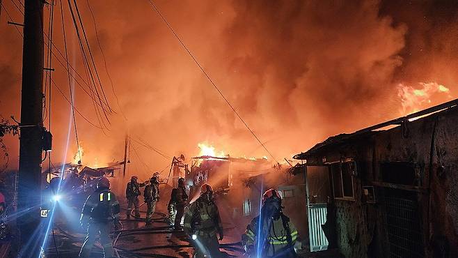 서울 강남구 구룡마을 화재 (서울=연합뉴스) 16일 오전 5시께 서울 강남구 개포동 구룡마을 4지구에서 불이 났다.
    소방 당국은 인근 야산으로 불이 번질 우려가 있다고 보고 5시 10분께 대응 1단계를 발령했다. 사진은 이날 화재 현장 모습. 2026.1.16 [서울소방재난본부 제공. 재판매 및 DB 금지] photo@yna.co.kr