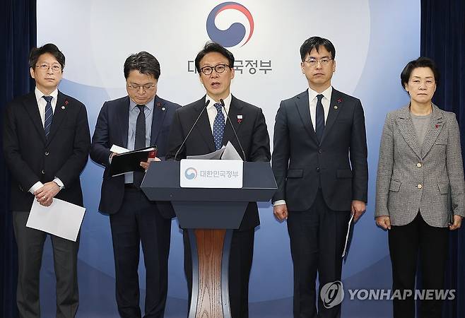 통합특별시에 4년 최대 20조원 지원 (서울=연합뉴스) 서명곤 기자 = 김민석 국무총리가 16일 서울 종로구 정부서울청사에서 행정통합 인센티브와 관련해 브리핑을 하고 있다. 2026.1.16 seephoto@yna.co.kr