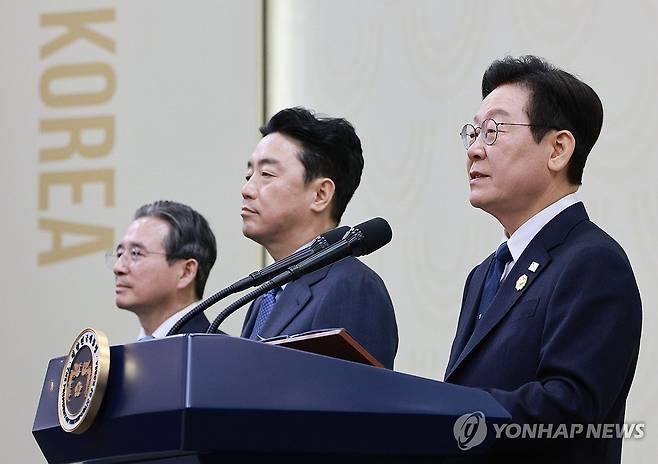 이재명 대통령, APEC 정상회의 기자회견 (경주=연합뉴스) 김도훈 기자 = 이재명 대통령이 1일 경북 경주 국제미디어센터에서 APEC 정상회의 기자회견을 하고 있다. 
    이 대통령 왼쪽으로 강훈식 대통령비서실장, 김용범 정책실장. 2025.11.1 superdoo82@yna.co.kr