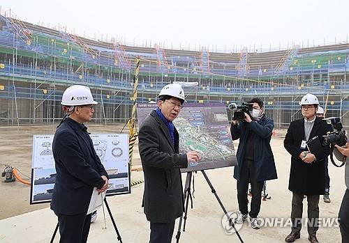 실내체육관 신축 현황 설명하는 전주시장 (전주=연합뉴스) 김동철 기자 = 우범기 전북 전주시장(왼쪽에서 두 번째)이 16일 전주시 덕진구 장동 실내체육관 신축 현장에서 현황을 설명하고 있다. 실내체육관 건립사업은 현재 40%의 공정률을 기록하고 있다. 2026.1.16