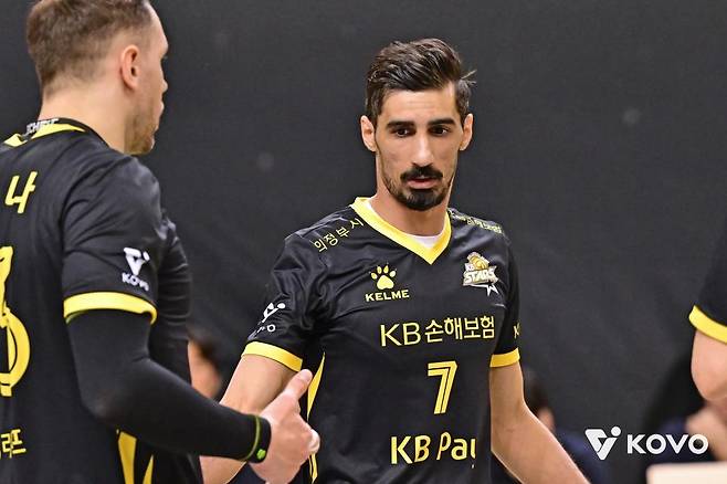 KB손보 아시아 쿼터 선수 모하메드 야쿱(오른쪽) [한국배구연맹 제공. 재배포 및 DB 금지]