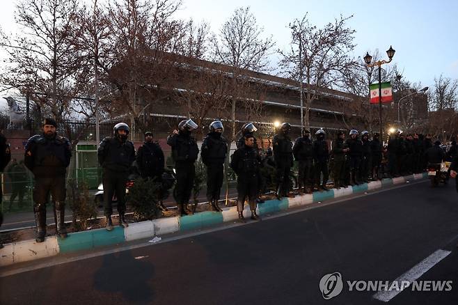지난 14일(현지시간) 테헤란 시내에 배치된 경찰 [EPA 연합뉴스 자료사진 재판매 및 DB 금지]