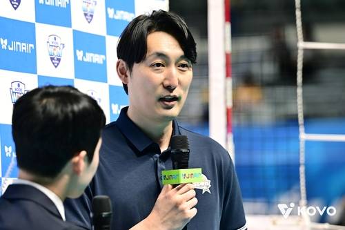 인터뷰하는 하현용 KB손해보험 감독대행 [한국배구연맹 제공. 재판매 및 DB 금지]