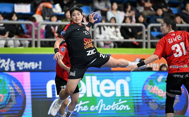 16일 삼척시청과 경기에서 슛을 던지는 SK 최지혜 [한국핸드볼연맹 제공. 재판매 및 DB 금지]