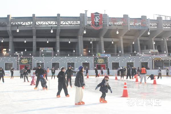 지난 16일 부천 아이스월드 ‘빙파니아’를 찾은 시민들이 하얀 아이스링크에서 스케이트를 타며 즐거운 시간을 보내고 있다. 2025.1.16 /김연태 기자 kyt@kyeongin.com