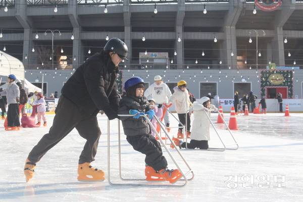 지난 16일 부천 아이스월드 ‘빙파니아’에서 한 학부모가 어린 자녀를 보조기구에 태운 채, 빙판 위 스케이팅을 즐기고 있다. 2025.1.16 /김연태 기자 kyt@kyeongin.com