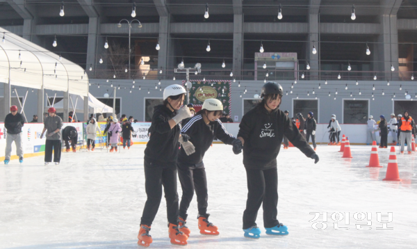 지난 16일 부천 아이스월드 ‘빙파니아’에서 학생들이 스케이트에 익숙하지 않은 친구의 손을 붙잡고 균형을 잡고선 채, 빙판 위를 조심스럽게 달리고 있다. 2025.1.16 /김연태 기자 kyt@kyeongin.com