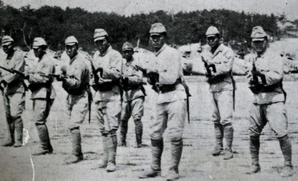 남조선국방경비대 대원들이 총검술 훈련을 하고 있다.