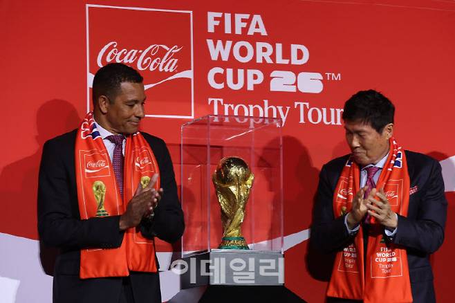 16일 오후 서울시 용산구 한강대로 CGV 용산아이파크몰 스크린X관에서 열린 FIFA 월드컵 트로피 투어 미디어 간담회에서 FIFA 글로벌 홍보대사이자 전 브라질 축구 국가대표 지우베르투 시우바(Gilberto Silva)와 차범근 전 축구감독이 트로피를 바라보고 있다. 사진=이영훈 기자