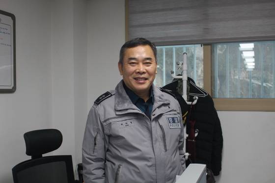 기지를 발휘해 관광객의 휴대전화를 찾아준 구의파출소 최학렬 소장. 〈사진=구의파출소 제공〉