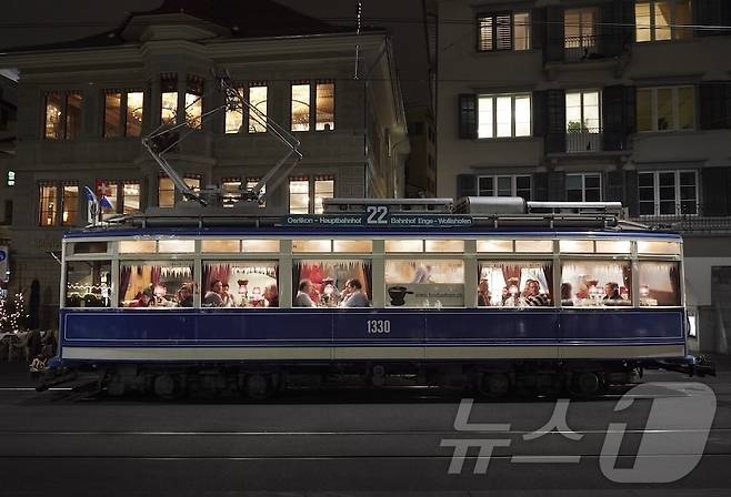 취리히 도심을 달리는 퐁뒤 트램(스위스관광청 제공)