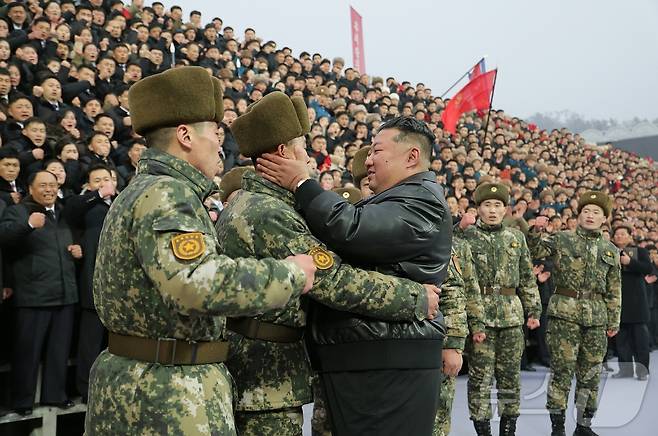 (평양 노동신문=뉴스1) = 북한 노동당 기관지 노동신문은 17일 "사회주의애국청년동맹창립 80돌 기념대회가 16일 수도 평양의 김일성경기장에서 성대히 진행됐다＂면서 ＂김정은동지께서 기념행사에 참석하시었다＂라고 보도했다. [국내에서만 사용가능. 재배포 금지. DB 금지. For Use Only in the Republic of Korea. Redistribution Prohibited] rodongphoto@news1.kr