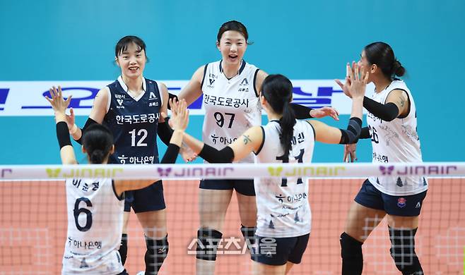 도로공사 선수들이 23일 서울 장충체육관에서 열린 2025~2026 V-리그 GS칼텍스와 경기에서 득점 후 환호하고 있다.  2025. 12. 23. 장충 | 최승섭기자 thunder@sportsseoul.com